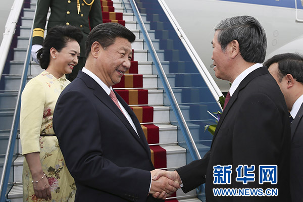 11月5日，中共中央總書記、國家主席習(xí)近平抵達(dá)越南首都河內(nèi)，開始對(duì)越南進(jìn)行國事訪問。這是越南高級(jí)官員到機(jī)場(chǎng)迎接習(xí)近平和夫人彭麗媛。新華社記者蘭紅光攝 