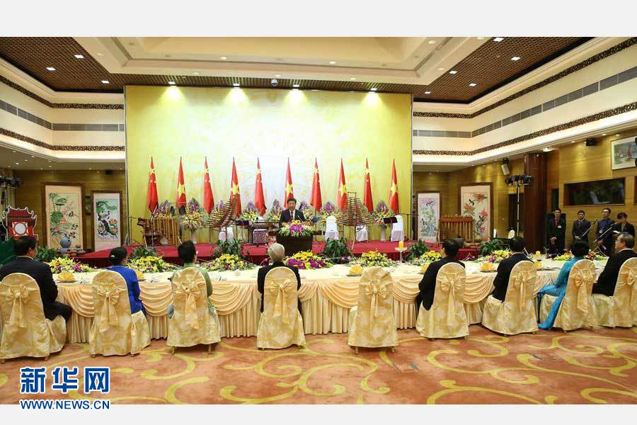 11月5日，中共中央總書記、國家主席習(xí)近平和夫人彭麗媛出席越共中央總書記阮富仲和越南國家主席張晉創(chuàng)在河內(nèi)國際會(huì)議中心舉行的盛大歡迎晚宴。新華社記者 龐興雷 攝 