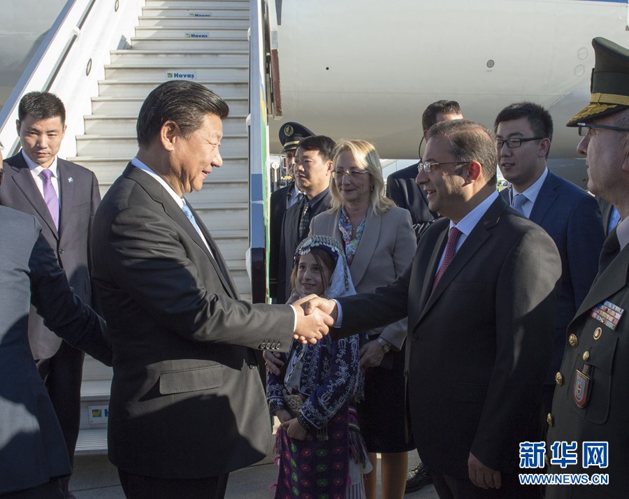  11月14日，國家主席習(xí)近平抵達(dá)土耳其安塔利亞，應(yīng)土耳其共和國總統(tǒng)埃爾多安邀請，出席二十國集團(tuán)領(lǐng)導(dǎo)人第十次峰會。土耳其高級官員到機場迎接習(xí)近平主席一行。新華社記者 李學(xué)仁 攝 