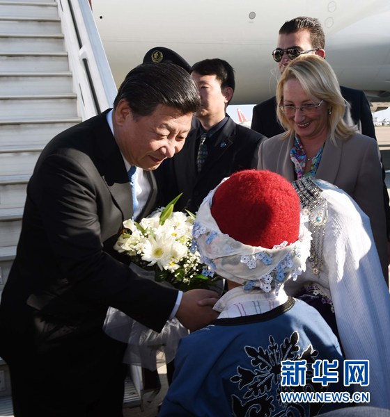 11月14日，國家主席習(xí)近平抵達(dá)土耳其安塔利亞，應(yīng)土耳其共和國總統(tǒng)埃爾多安邀請，出席二十國集團(tuán)領(lǐng)導(dǎo)人第十次峰會。這是土耳其兒童向習(xí)近平主席獻(xiàn)花。新華社記者 饒愛民 攝 