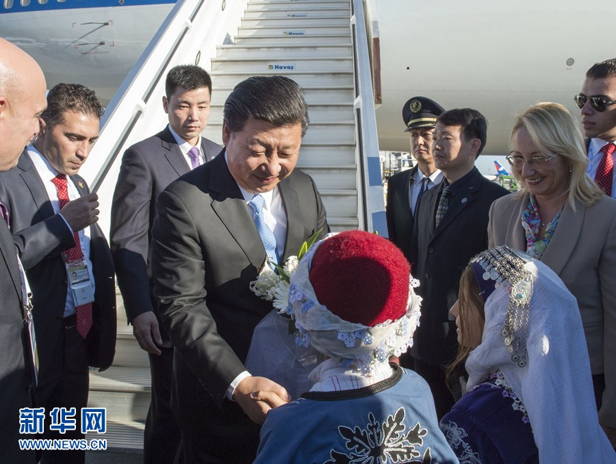 11月14日，國家主席習(xí)近平抵達(dá)土耳其安塔利亞，應(yīng)土耳其共和國總統(tǒng)埃爾多安邀請，出席二十國集團(tuán)領(lǐng)導(dǎo)人第十次峰會。這是土耳其兒童向習(xí)近平主席獻(xiàn)花。新華社記者 李學(xué)仁 攝 