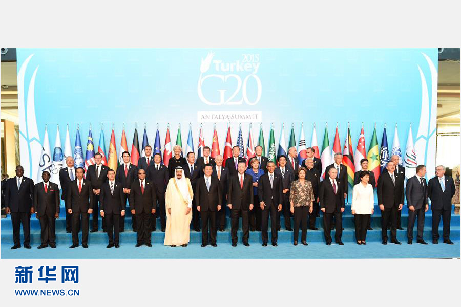 11月15日，中國國家主席習(xí)近平出席在土耳其安塔利亞舉行的二十國集團(tuán)領(lǐng)導(dǎo)人第十次峰會(huì)。這是習(xí)近平主席同與會(huì)領(lǐng)導(dǎo)人合影。 新華社記者李學(xué)仁 攝 