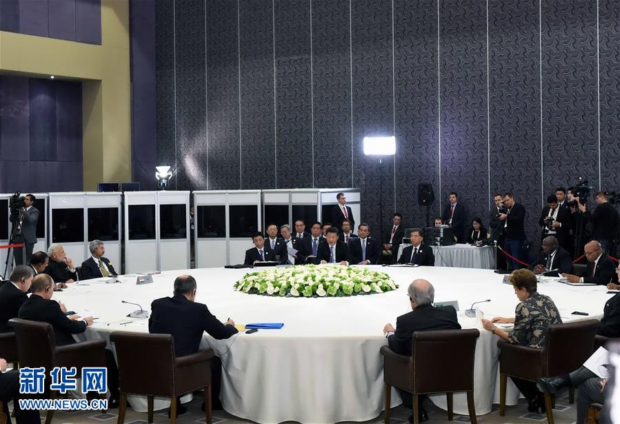  11月15日，金磚國(guó)家領(lǐng)導(dǎo)人非正式會(huì)晤在土耳其安塔利亞舉行，中國(guó)國(guó)家主席習(xí)近平、俄羅斯總統(tǒng)普京、印度總理莫迪、南非總統(tǒng)祖馬、巴西總統(tǒng)羅塞夫出席。習(xí)近平在會(huì)上發(fā)表題為《開(kāi)拓機(jī)遇應(yīng)對(duì)挑戰(zhàn)》的重要講話。 新華社記者 饒愛(ài)民 攝 