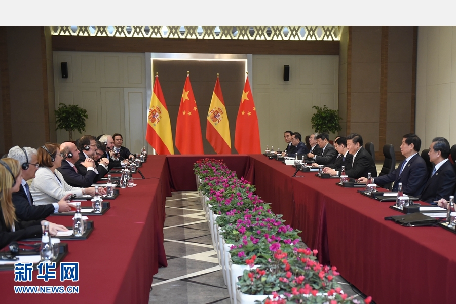 11月16日，國(guó)家主席習(xí)近平在土耳其安塔利亞會(huì)見(jiàn)西班牙首相拉霍伊。 新華社記者 張鐸 攝