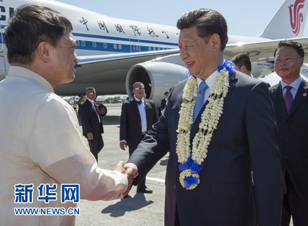 11月17日，國家主席習(xí)近平抵達(dá)菲律賓首都馬尼拉尼諾&middot;阿基諾國際機(jī)場，出席即將舉行的亞太經(jīng)合組織第二十三次領(lǐng)導(dǎo)人非正式會議。菲律賓高級官員到機(jī)場迎接習(xí)近平主席。新華社記者李學(xué)仁攝