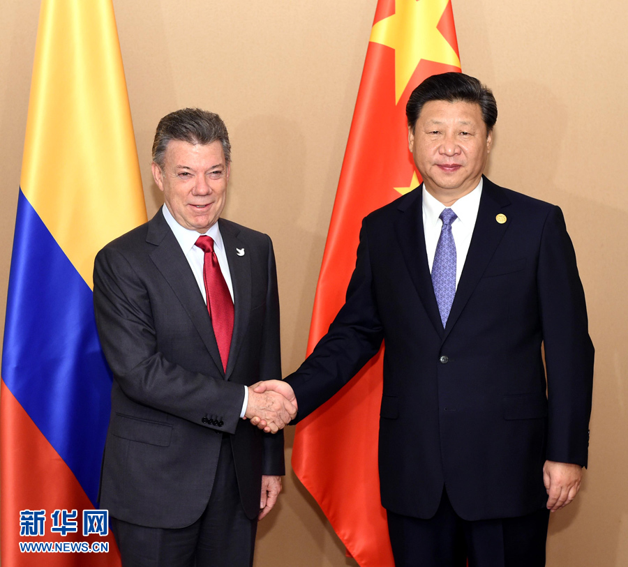 11月18日，國家主席習(xí)近平在菲律賓馬尼拉會(huì)見哥倫比亞總統(tǒng)桑托斯。 新華社記者 饒愛民 攝