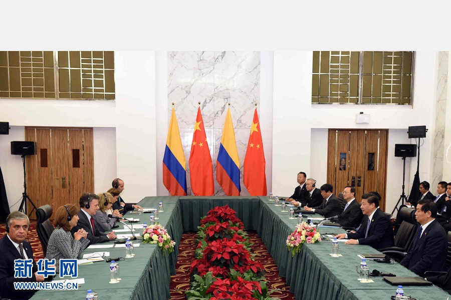 11月18日，國家主席習(xí)近平在菲律賓馬尼拉會(huì)見哥倫比亞總統(tǒng)桑托斯。 新華社記者 饒愛民 攝