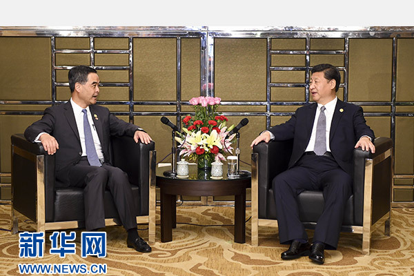 11月18日，國家主席習近平在菲律賓馬尼拉會見前來出席亞太經(jīng)合組織第二十三次領導人非正式會議的香港特別行政區(qū)行政長官梁振英。新華社記者謝環(huán)馳攝