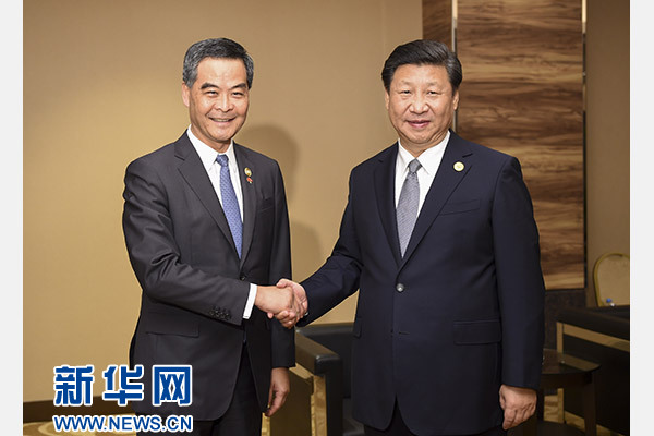 11月18日，國家主席習近平在菲律賓馬尼拉會見前來出席亞太經(jīng)合組織第二十三次領導人非正式會議的香港特別行政區(qū)行政長官梁振英。新華社記者謝環(huán)馳攝
