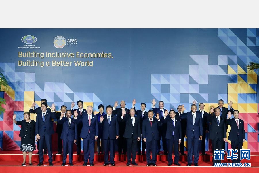 這是會議開始前，國家主席習(xí)近平同其他亞太經(jīng)合組織成員經(jīng)濟體領(lǐng)導(dǎo)人、代表合影。 新華社記者 姚大偉 攝
