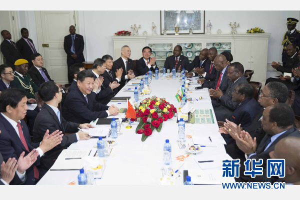 12月1日，國家主席習近平在哈拉雷同津巴布韋總統(tǒng)穆加貝舉行會談。 新華社記者 黃敬文 攝 