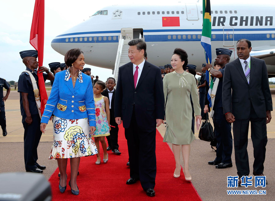 12月2日，國家主席習(xí)近平抵達(dá)南非首都比勒陀利亞，開始對南非進(jìn)行國事訪問。南非外長馬沙巴內(nèi)等政府高級官員到機(jī)場迎接習(xí)近平和夫人彭麗媛。新華社記者蘭紅光攝