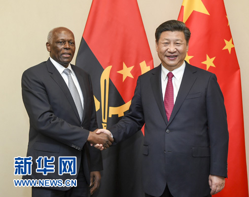 12月3日，國(guó)家主席習(xí)近平在約翰內(nèi)斯堡會(huì)見(jiàn)安哥拉總統(tǒng)多斯桑托斯。 新華社記者 謝環(huán)馳 攝