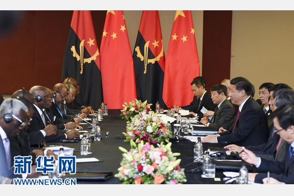 12月3日，國(guó)家主席習(xí)近平在約翰內(nèi)斯堡會(huì)見(jiàn)安哥拉總統(tǒng)多斯桑托斯。 新華社記者 謝環(huán)馳 攝