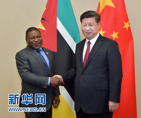 12月3日，國(guó)家主席習(xí)近平在約翰內(nèi)斯堡會(huì)見莫桑比克總統(tǒng)紐西。新華社記者 李濤 攝 