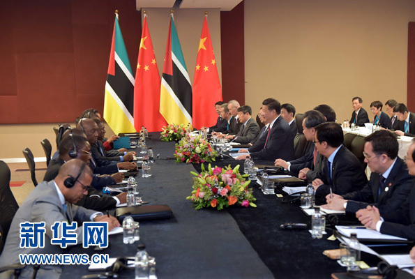 12月3日，國(guó)家主席習(xí)近平在約翰內(nèi)斯堡會(huì)見莫桑比克總統(tǒng)紐西。新華社記者 李濤 攝 