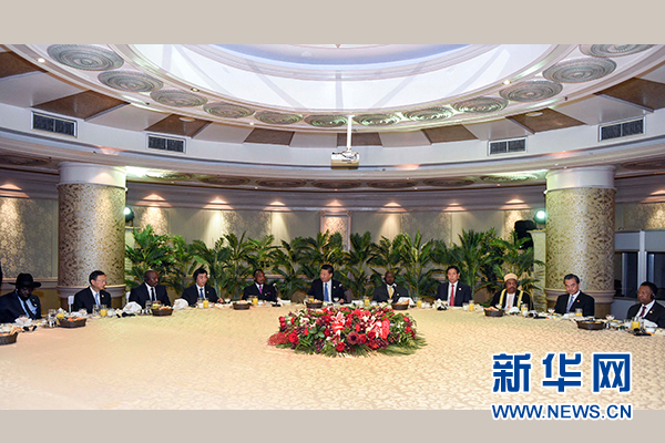 12月4日，國(guó)家主席習(xí)近平在約翰內(nèi)斯堡集體會(huì)見(jiàn)13位非洲國(guó)家領(lǐng)導(dǎo)人。 新華社記者 謝環(huán)馳 攝