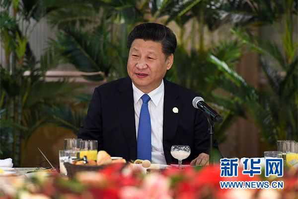 12月4日，國(guó)家主席習(xí)近平在約翰內(nèi)斯堡集體會(huì)見(jiàn)13位非洲國(guó)家領(lǐng)導(dǎo)人。 新華社記者 謝環(huán)馳 攝