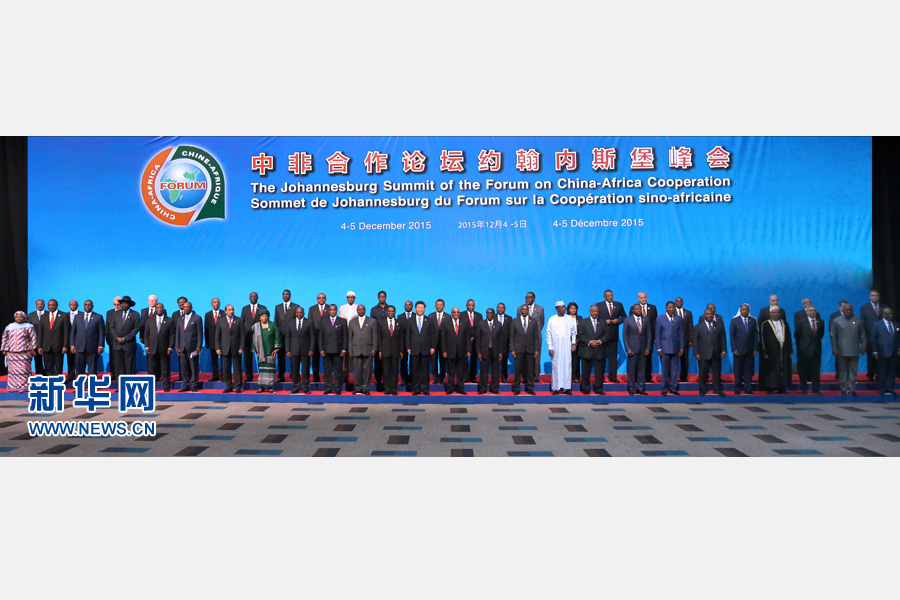 12月4日，國(guó)家主席習(xí)近平出席中非合作論壇約翰內(nèi)斯堡峰會(huì)開幕式并發(fā)表致辭。這是開幕式后，習(xí)近平同與會(huì)國(guó)家和地區(qū)組織領(lǐng)導(dǎo)人或代表集體合影。新華社記者龐興雷攝 