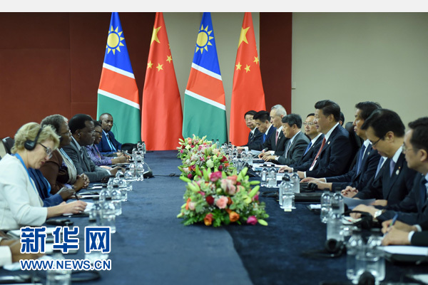 12月4日，國(guó)家主席習(xí)近平在約翰內(nèi)斯堡會(huì)見(jiàn)納米比亞總統(tǒng)根哥布。 新華社記者 張鐸 攝