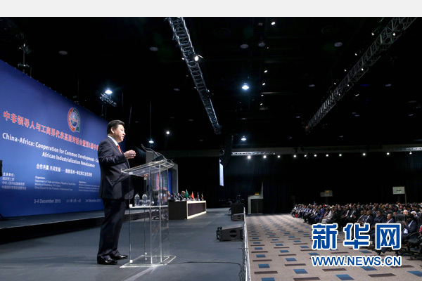 12月4日，國家主席習(xí)近平在約翰內(nèi)斯堡出席中非領(lǐng)導(dǎo)人與工商界代表高層對話會暨第五屆中非企業(yè)家大會閉幕式并發(fā)表題為《攜手共進(jìn)，譜寫中非合作新篇章》的重要講話。新華社記者 姚大偉 攝