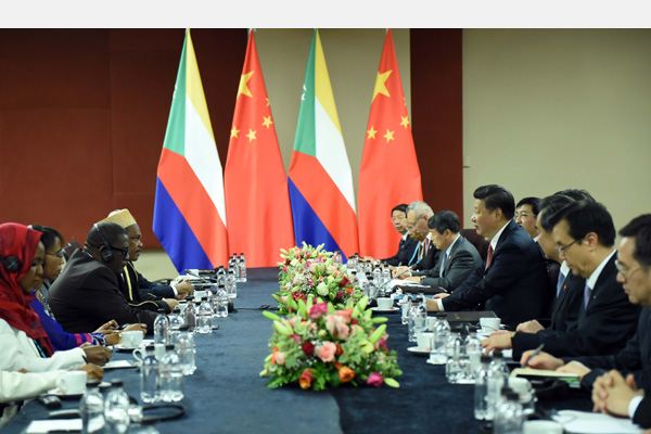 12月4日，國(guó)家主席習(xí)近平在約翰內(nèi)斯堡會(huì)見科摩羅總統(tǒng)伊基利盧。 新華社記者 張鐸 攝 

