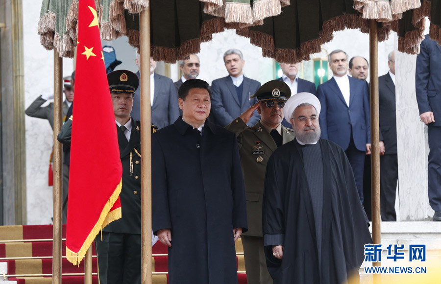 1月23日，國家主席習(xí)近平同伊朗總統(tǒng)魯哈尼在德黑蘭薩德阿巴德王宮舉行會談。這是會談前，習(xí)近平主席出席魯哈尼總統(tǒng)舉行的隆重歡迎儀式。新華社記者 鞠鵬 攝