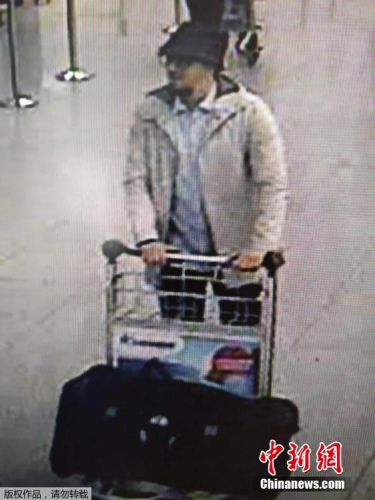 比利時聯(lián)邦警察公布一張機(jī)場監(jiān)控拍攝下的三名機(jī)場恐襲嫌疑犯的視頻截圖。