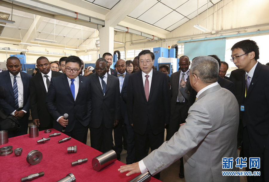 這是3月25日，張德江在肯尼亞首都內(nèi)羅畢考察中肯職業(yè)教育合作示范中心。 新華社記者丁林攝