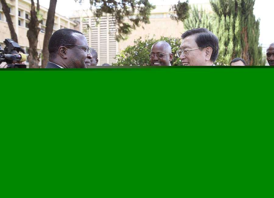 這是3月24日，張德江在肯尼亞首都內(nèi)羅畢與肯尼亞參議長埃蘇羅舉行會談。 新華社記者馬占成攝