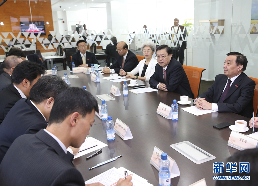 這是3月25日，張德江在肯尼亞首都內(nèi)羅畢考察中央電視臺非洲分臺并接見中央媒體駐非洲機構負責人。 新華社記者馬占成攝