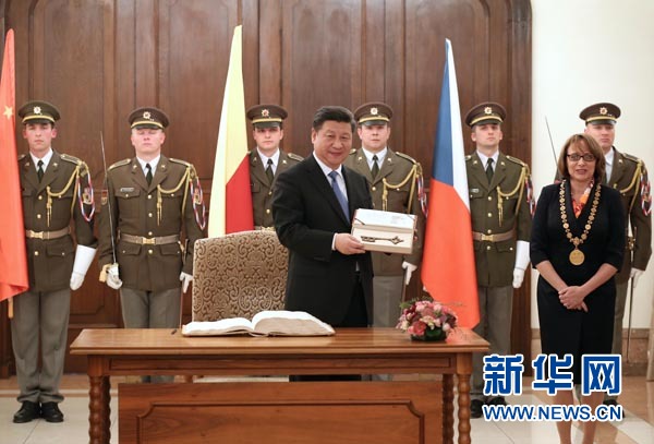 當?shù)貢r間3月29日，國家主席習近平在捷克布拉格會見布拉格市長科爾娜喬娃，并接受科爾娜喬娃代表該市贈予的城市鑰匙。 新華社記者 龐興雷攝