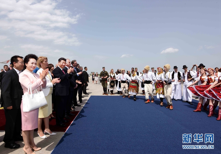 6月17日，國(guó)家主席習(xí)近平乘專機(jī)抵達(dá)貝爾格萊德，開(kāi)始對(duì)塞爾維亞共和國(guó)進(jìn)行國(guó)事訪問(wèn)。塞爾維亞民眾跳起歡快熱情的傳統(tǒng)舞蹈科羅舞熱烈歡迎習(xí)近平和夫人彭麗媛到訪。新華社記者 饒愛(ài)民 攝 