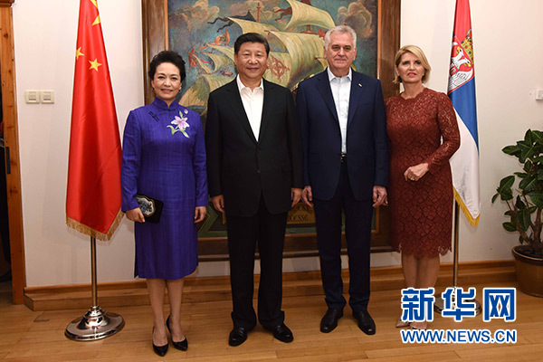 當?shù)貢r間6月17日，國家主席習(xí)近平同塞爾維亞總統(tǒng)尼科利奇在貝爾格萊德舉行會晤。這是習(xí)近平和夫人彭麗媛同尼科利奇夫婦在和平別墅合影。新華社記者饒愛民攝