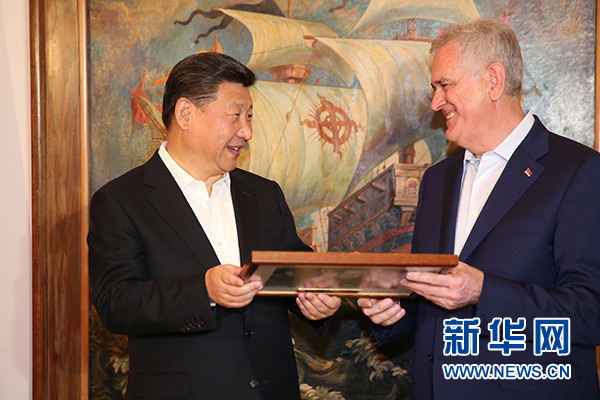 當?shù)貢r間6月17日，國家主席習(xí)近平同塞爾維亞總統(tǒng)尼科利奇在貝爾格萊德舉行會晤。這是尼科利奇向習(xí)近平贈送紀念品。新華社記者饒愛民攝
