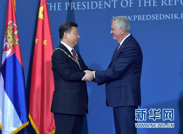 6月18日，國家主席習近平在貝爾格萊德同塞爾維亞總統(tǒng)尼科利奇舉行會談。會談后，尼科利奇向習近平授予塞爾維亞最高級別勛章&ldquo;共和國一級榮譽勛章&rdquo;，感謝習近平為中塞關(guān)系發(fā)展作出的杰出貢獻。新華社記者 李濤 攝 