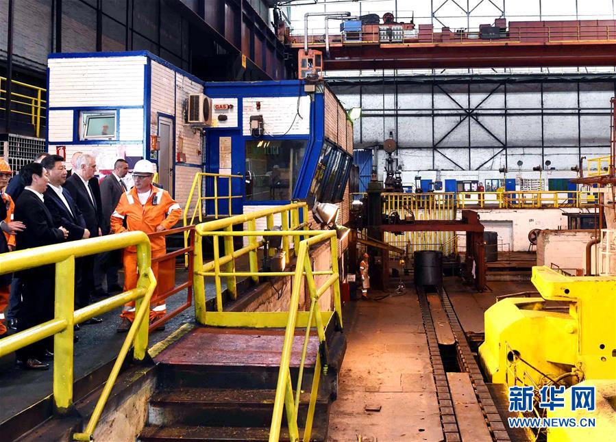 6月19日上午，國(guó)家主席習(xí)近平在貝爾格萊德參觀河鋼集團(tuán)塞爾維亞斯梅代雷沃鋼廠。 新華社記者 饒愛(ài)民 攝