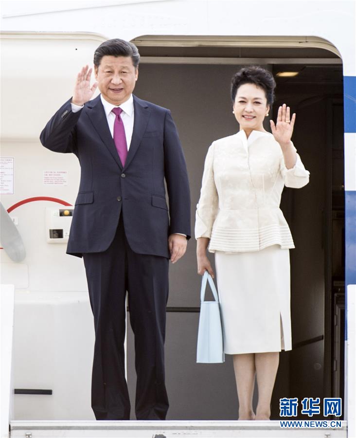 6月19日，國家主席習(xí)近平抵達(dá)華沙，開始對波蘭共和國進(jìn)行國事訪問。這是習(xí)近平和夫人彭麗媛步出艙門。 新華社記者 謝環(huán)馳 攝 