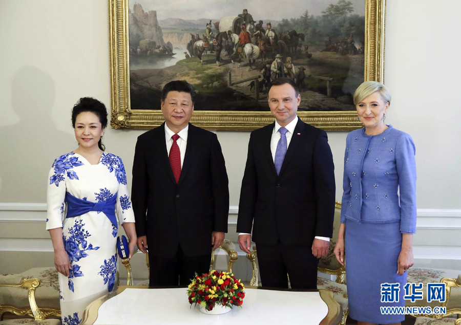 6月20日，國家主席習近平出席波蘭總統杜達在華沙總統府舉行的隆重歡迎儀式。歡迎儀式后，習近平和夫人彭麗媛同杜達和夫人阿加塔簡短寒暄。新華社記者 蘭紅光 攝