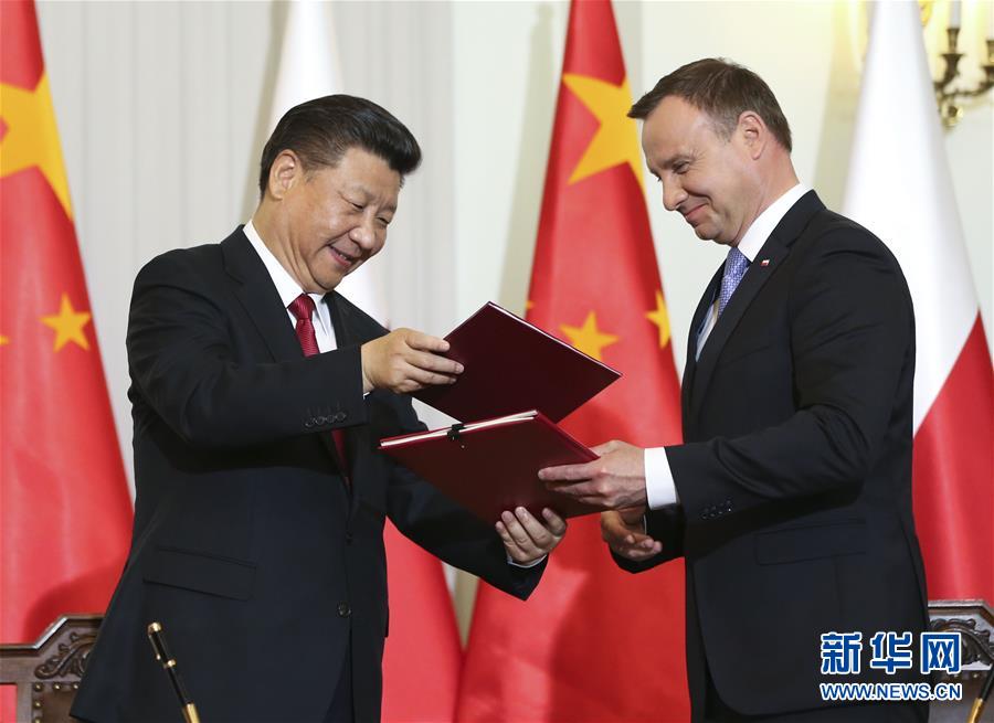 6月20日，國家主席習近平在華沙同波蘭總統(tǒng)杜達舉行會談。這是會談后，兩國元首共同簽署《中華人民共和國和波蘭共和國關于建立全面戰(zhàn)略伙伴關系的聯(lián)合聲明》。新華社記者蘭紅光攝