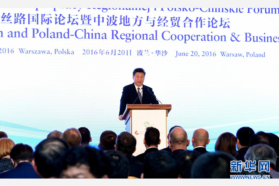 6月20日，國(guó)家主席習(xí)近平、波蘭總統(tǒng)杜達(dá)在華沙共同出席絲路國(guó)際論壇暨中波地方與經(jīng)貿(mào)合作論壇開幕式。習(xí)近平發(fā)表題為《攜手同心　共創(chuàng)未來》的重要講話。新華社記者 饒愛民 攝