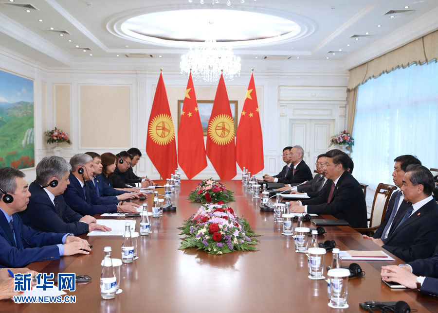 6月24日，國家主席習近平在烏茲別克斯坦塔什干會見吉爾吉斯斯坦總統(tǒng)阿坦巴耶夫。 新華社記者 馬占成 攝