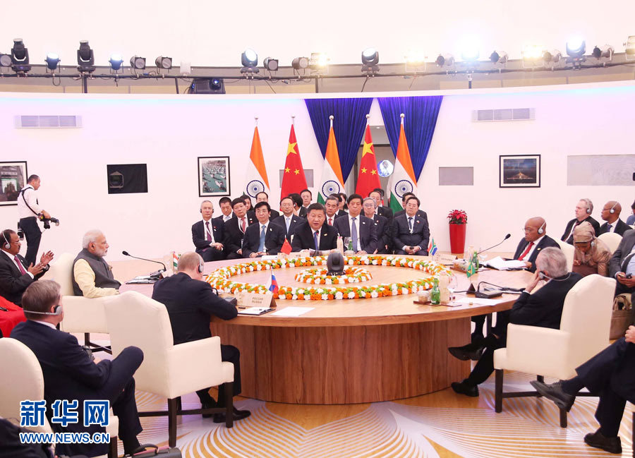10月16日，金磚國(guó)家領(lǐng)導(dǎo)人第八次會(huì)晤在印度果阿舉行。中國(guó)國(guó)家主席習(xí)近平、印度總理莫迪、南非總統(tǒng)祖馬、巴西總統(tǒng)特梅爾、俄羅斯總統(tǒng)普京出席。習(xí)近平發(fā)表題為《堅(jiān)定信心　共謀發(fā)展》的重要講話。新華社記者姚大偉攝 