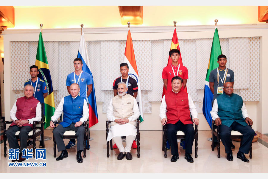 10月15日，國(guó)家主席習(xí)近平與印度總理莫迪、南非總統(tǒng)祖馬、巴西總統(tǒng)特梅爾、俄羅斯總統(tǒng)普京在印度果阿同參加金磚國(guó)家17歲以下少年足球賽的各國(guó)代表隊(duì)隊(duì)長(zhǎng)合影。新華社記者姚大偉攝 