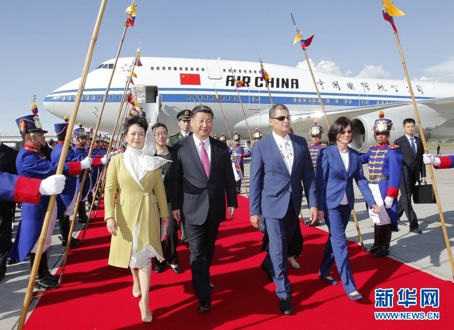 當(dāng)?shù)貢r間11月17日，國家主席習(xí)近平乘專機(jī)抵達(dá)基多，開始對厄瓜多爾共和國進(jìn)行國事訪問。厄瓜多爾總統(tǒng)科雷亞和夫人馬勒布等在機(jī)場熱情迎接習(xí)近平和夫人彭麗媛。新華社記者 鞠鵬 攝 