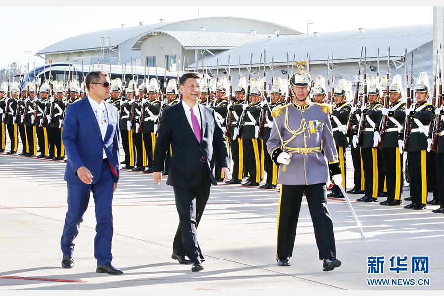 當(dāng)?shù)貢r間11月17日，國家主席習(xí)近平乘專機(jī)抵達(dá)基多，開始對厄瓜多爾共和國進(jìn)行國事訪問。這是厄瓜多爾總統(tǒng)科雷亞在機(jī)場為習(xí)近平舉行隆重歡迎儀式。新華社記者 鞠鵬 攝 