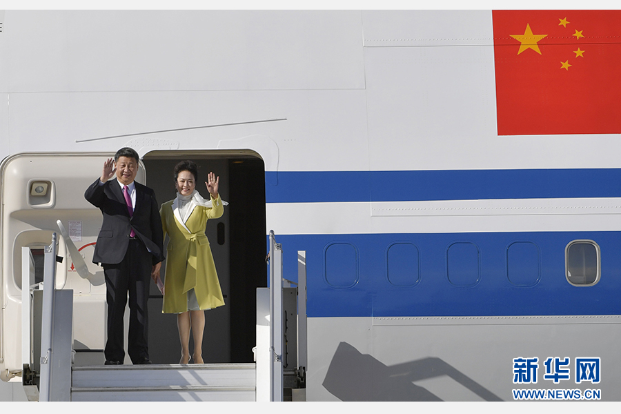 當(dāng)?shù)貢r間11月17日，國家主席習(xí)近平乘專機(jī)抵達(dá)基多，開始對厄瓜多爾共和國進(jìn)行國事訪問。這是習(xí)近平與夫人彭麗媛向歡迎人群揮手致意。新華社記者 王曄 攝 