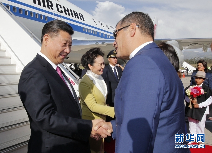 當(dāng)?shù)貢r間11月17日，國家主席習(xí)近平乘專機(jī)抵達(dá)基多，開始對厄瓜多爾共和國進(jìn)行國事訪問。厄瓜多爾總統(tǒng)科雷亞和夫人馬勒布等在舷梯旁熱情迎接習(xí)近平和夫人彭麗媛。新華社記者 鞠鵬 攝