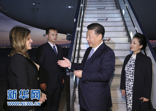 當(dāng)?shù)貢r(shí)間11月18日，國(guó)家主席習(xí)近平抵達(dá)利馬，出席亞太經(jīng)合組織第二十四次領(lǐng)導(dǎo)人非正式會(huì)議并對(duì)秘魯共和國(guó)進(jìn)行國(guó)事訪問(wèn)。習(xí)近平和夫人彭麗媛受到秘魯副總統(tǒng)阿勞斯等熱情迎接。新華社記者 蘭紅光 攝
