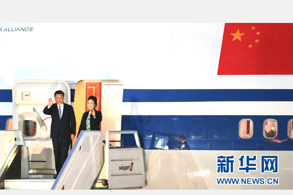 當(dāng)?shù)貢r(shí)間11月18日，國(guó)家主席習(xí)近平抵達(dá)利馬，出席亞太經(jīng)合組織第二十四次領(lǐng)導(dǎo)人非正式會(huì)議并對(duì)秘魯共和國(guó)進(jìn)行國(guó)事訪問(wèn)。習(xí)近平和夫人彭麗媛受到秘魯副總統(tǒng)阿勞斯等熱情迎接。新華社記者 丁林 攝